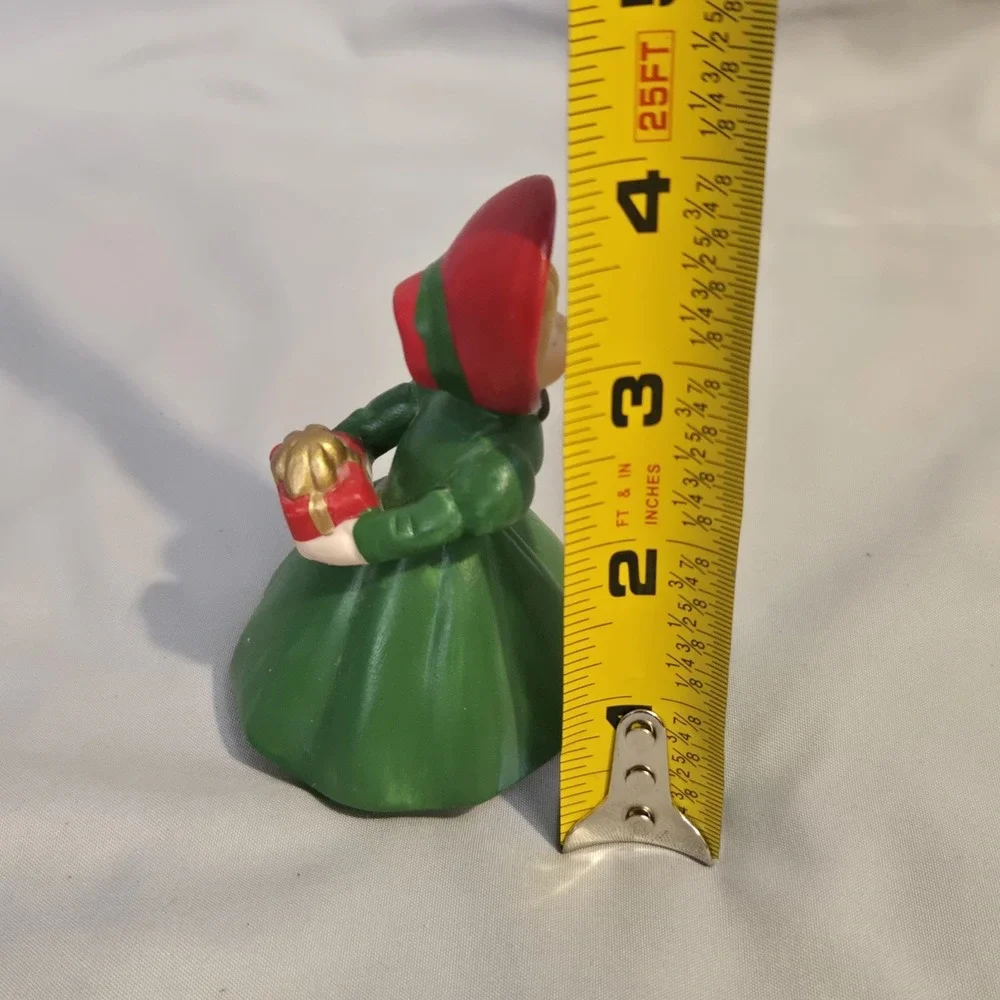 Enesco 1999 Figurine Old Fashion Kissing Girl Christmas Gift Ceramic Decoration